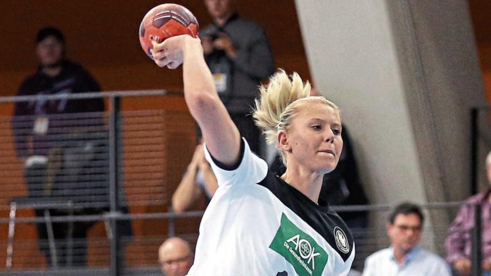 Kim Naidzinavicius ist nicht nur der Kopf der SG BBM Bietigheim. Sie führt auch die deutsche Nationalmannschaft als Kapitänin in die Handball-EM in Dänemark. Foto: Baumann Kim Naidzinavicius ist nicht nur der Kopf der SG BBM Bietigheim. Sie führt auch die deutsche Nationalmannschaft als Kapitänin in die Handball-EM in Dänemark. Foto: Baumann
