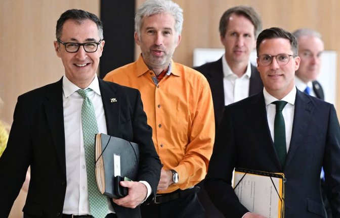 Chef-Entbürokratisierer Boris Palmer (im orangenen Hemd), eingerahmt von Ministerpräsident Cem Özdemir (links, Grüne) und Innenminister Manuel Hagel (CDU).<span class='image-autor'>Bernd Weißbrod/dpa</span>