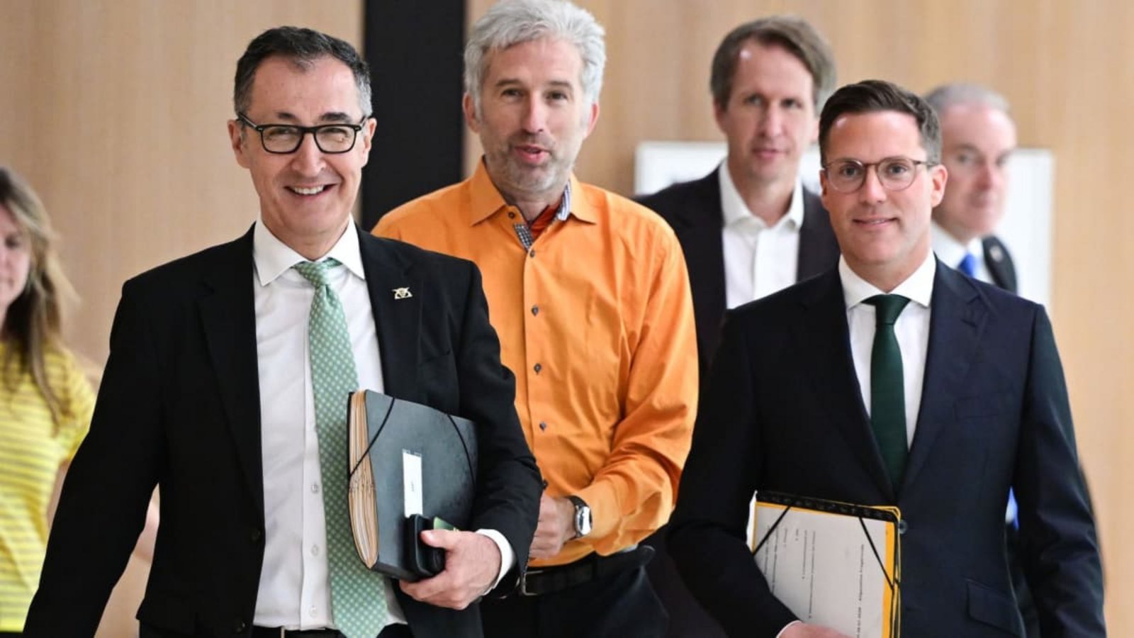 Chef-Entbürokratisierer Boris Palmer (im orangenen Hemd), eingerahmt von Ministerpräsident Cem Özdemir (links, Grüne) und Innenminister Manuel Hagel (CDU).Bernd Weißbrod/dpa Chef-Entbürokratisierer Boris Palmer (im orangenen Hemd), eingerahmt von Ministerpräsident Cem Özdemir (links, Grüne) und Innenminister Manuel Hagel (CDU).Bernd Weißbrod/dpa