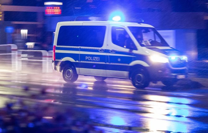 Die Polizei wird am Samstagabend zu einem Supermarkt auf die Hulb gerufen wegen sich prügelnder Menschen. Nun sucht sie nach Zeugen der körperlichen Auseinandersetzungen.<span class='image-autor'>Dennis Duddek/Eibner-Pressefoto/Archiv/Symbolbild</span>