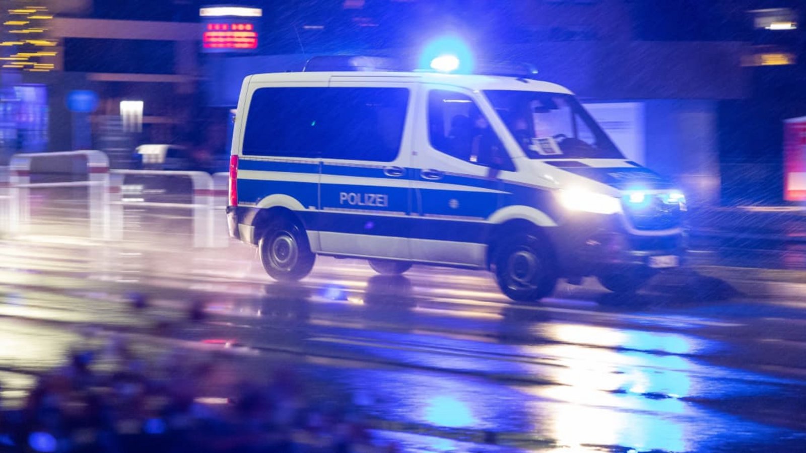 Die Polizei wird am Samstagabend zu einem Supermarkt auf die Hulb gerufen wegen sich prügelnder Menschen. Nun sucht sie nach Zeugen der körperlichen Auseinandersetzungen.Dennis Duddek/Eibner-Pressefoto/Archiv/Symbolbild Die Polizei wird am Samstagabend zu einem Supermarkt auf die Hulb gerufen wegen sich prügelnder Menschen. Nun sucht sie nach Zeugen der körperlichen Auseinandersetzungen.Dennis Duddek/Eibner-Pressefoto/Archiv/Symbolbild