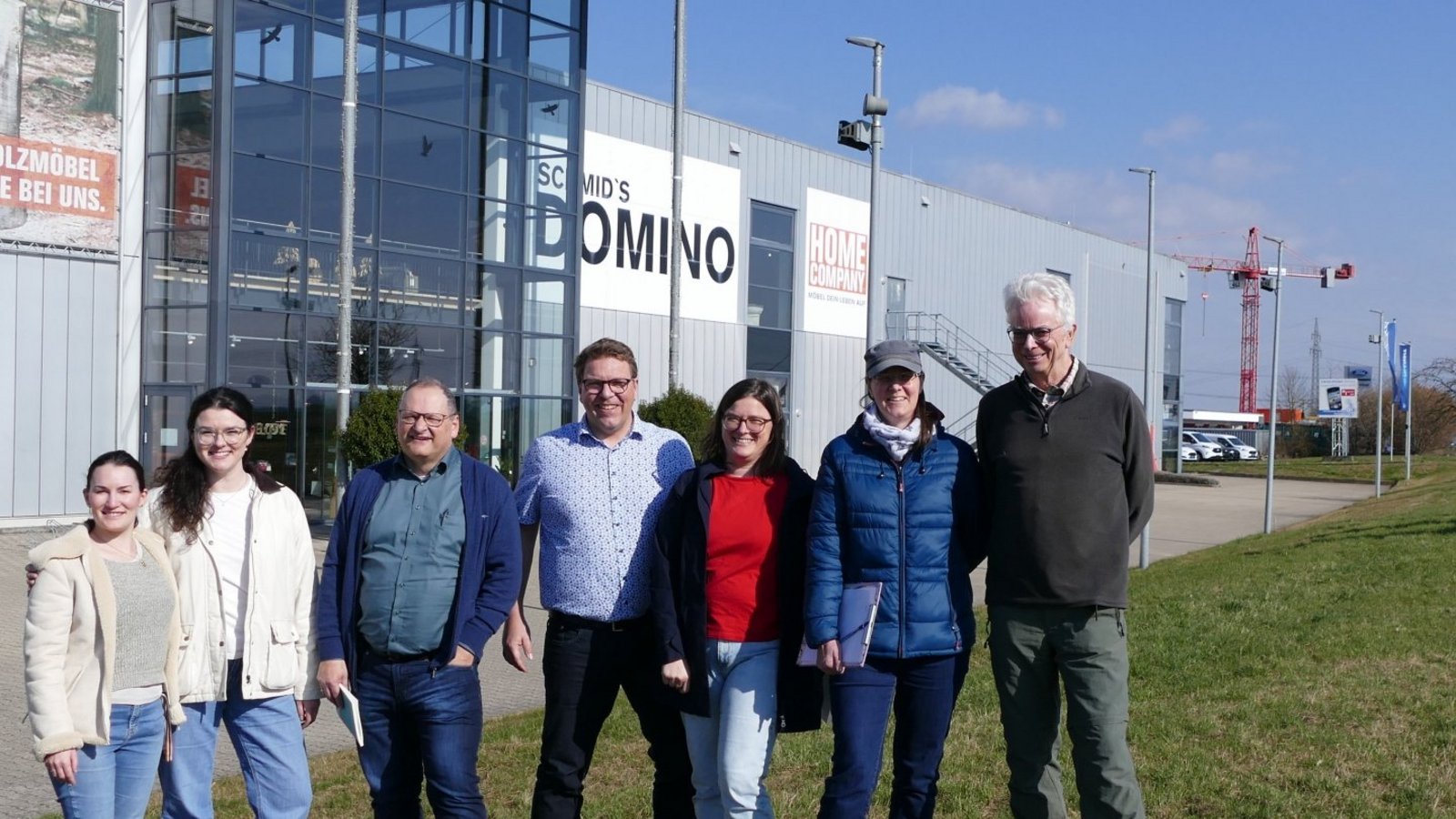 Auf der Fläche, die zur blühenden Wiese werden soll (von links): Lisa Rothfuß, Karina Damitz, Helmut Dinkel, Stefan Schmid, Maren Meissner, Uta Hampel und Christoph Kaup.  Foto: p