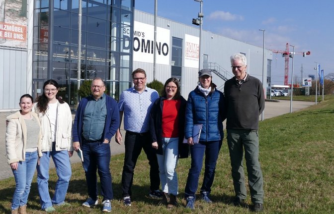 Auf der Fläche, die zur blühenden Wiese werden soll (von links): Lisa Rothfuß, Karina Damitz, Helmut Dinkel, Stefan Schmid, Maren Meissner, Uta Hampel und Christoph Kaup.  <span class='image-autor'>Foto: p</span>