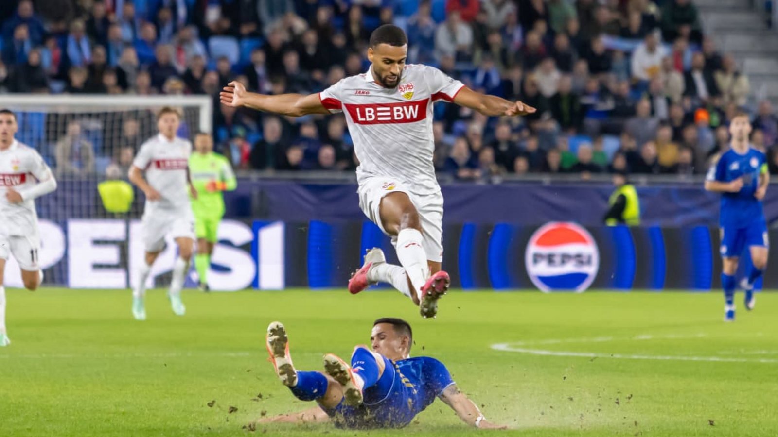 Josha Vagnoman und der VfB überspringen elegant die Hürde Slovan Bratislava – und gewinnen mit 3:0.IMAGO/Ball Raw Images Josha Vagnoman und der VfB überspringen elegant die Hürde Slovan Bratislava – und gewinnen mit 3:0.IMAGO/Ball Raw Images