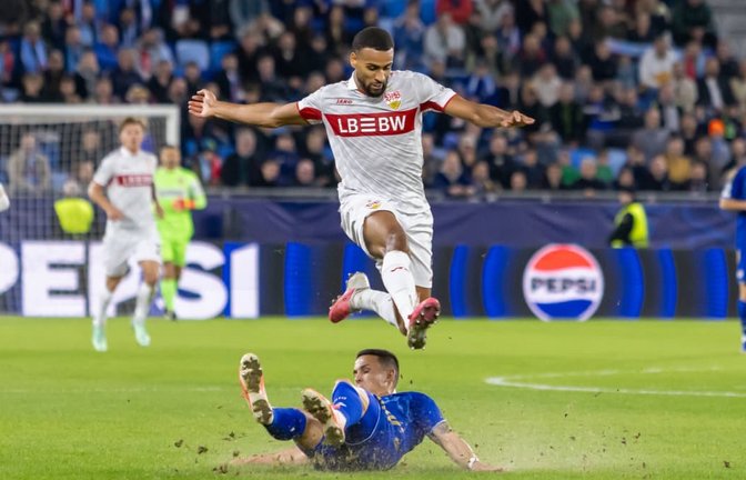 Josha Vagnoman und der VfB überspringen elegant die Hürde Slovan Bratislava&nbsp;– und gewinnen mit 3:0.<span class='image-autor'>IMAGO/Ball Raw Images</span>