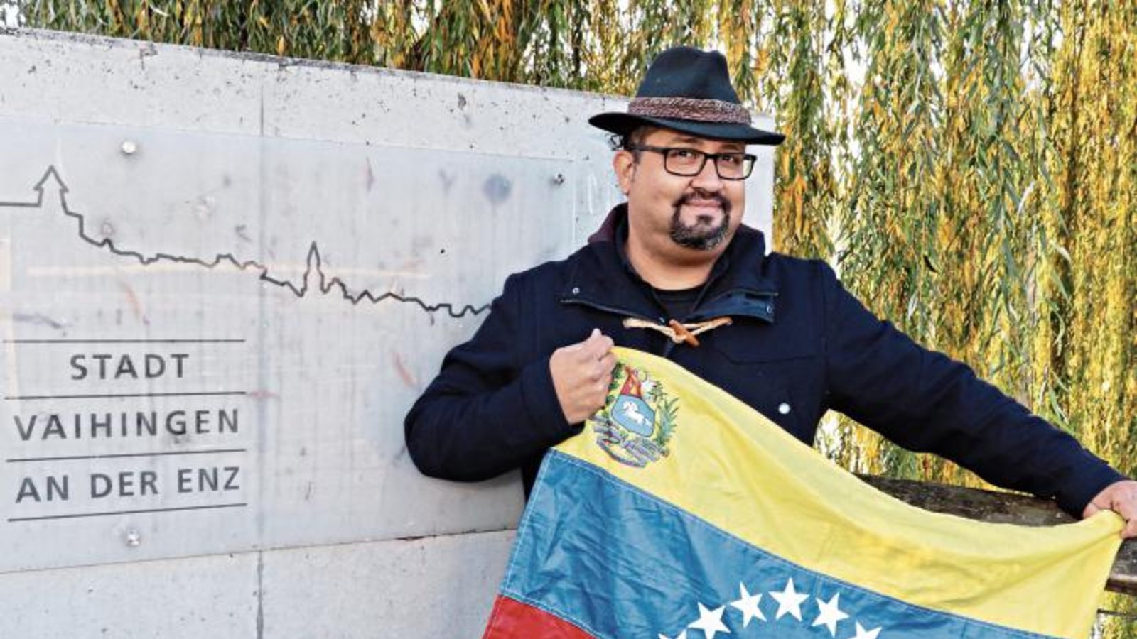 Am Enzufer in Vaihingen posiert Anner David Hernandez mit der venezolanischen Flagge. Das deutsche Weihnachtsfest war für ihn zunächst ein Kulturschock. Fotos: Gergen/p Am Enzufer in Vaihingen posiert Anner David Hernandez mit der venezolanischen Flagge. Das deutsche Weihnachtsfest war für ihn zunächst ein Kulturschock. Fotos: Gergen/p