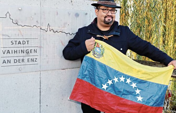 Am Enzufer in Vaihingen posiert Anner David Hernandez mit der venezolanischen Flagge. Das deutsche Weihnachtsfest war für ihn zunächst ein Kulturschock.  Fotos: Gergen/p