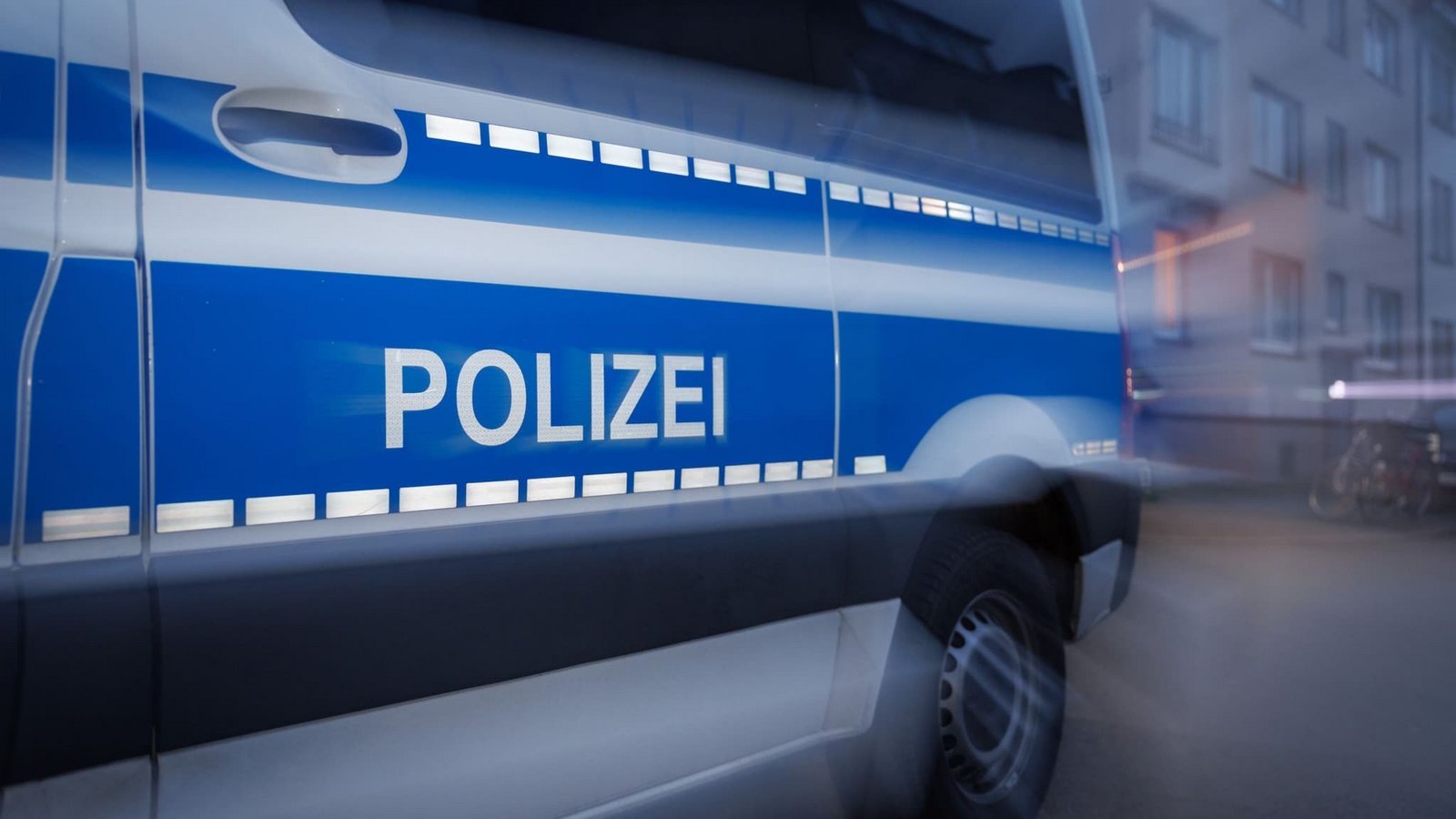 Ein Fahrzeug der Polizei steht auf einer Straße. (zu dpa: «Schüsse auf Dönerfabrik - Polizei gründet Ermittlungsgruppe»)Friso Gentsch/dpa
