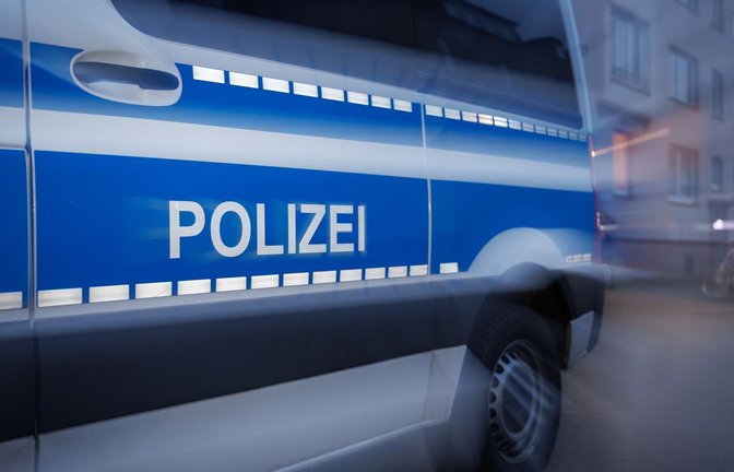 Ein Fahrzeug der Polizei steht auf einer Straße. (zu dpa: «Schüsse auf Dönerfabrik - Polizei gründet Ermittlungsgruppe»)<span class='image-autor'>Friso Gentsch/dpa</span>