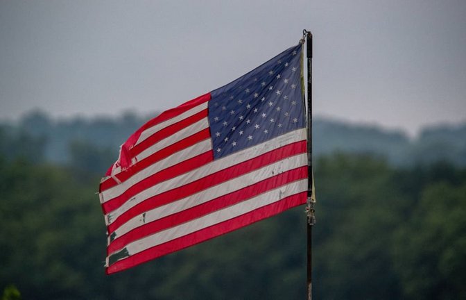 Eine wettergegerbte Flagge der USA. In „Buckeye“ geht es auch um historische Umbrüche in den Vereinigten Staaten.<span class='image-autor'>IMAGO/NurPhoto</span>