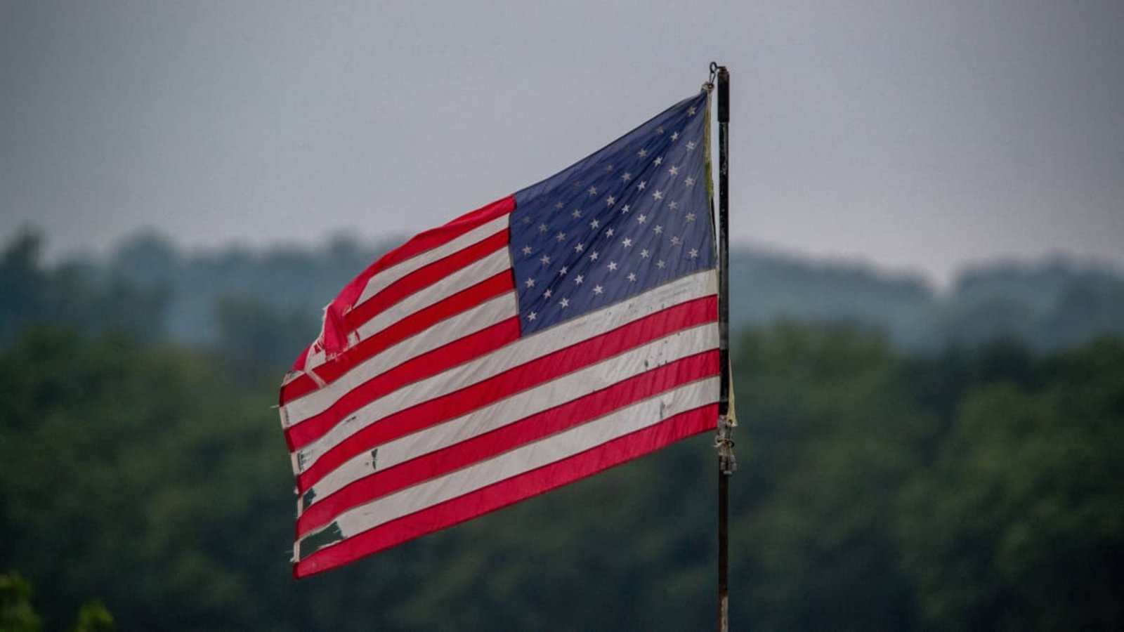 Eine wettergegerbte Flagge der USA. In „Buckeye“ geht es auch um historische Umbrüche in den Vereinigten Staaten.IMAGO/NurPhoto Eine wettergegerbte Flagge der USA. In „Buckeye“ geht es auch um historische Umbrüche in den Vereinigten Staaten.IMAGO/NurPhoto