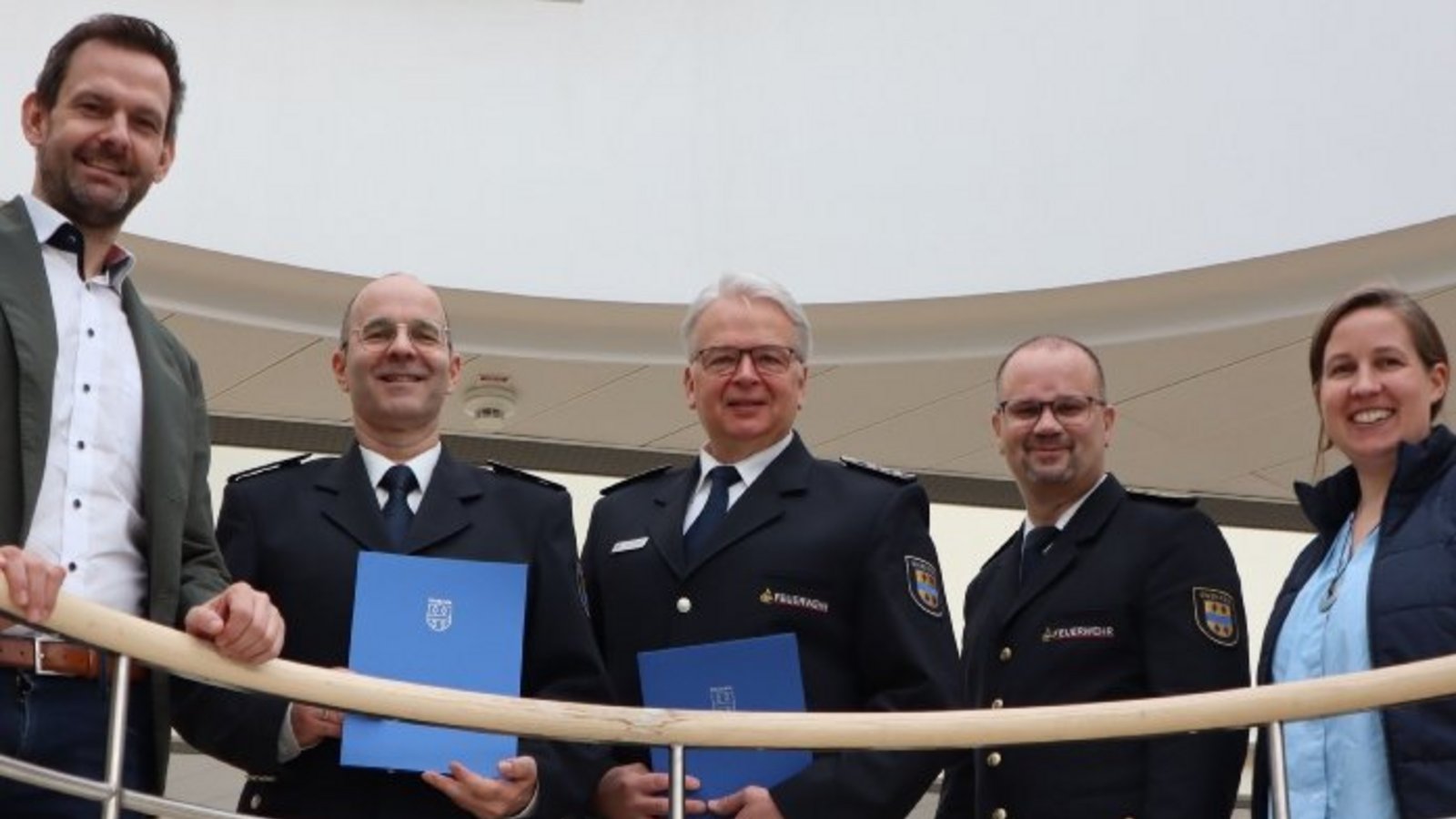 Landrat Bastian Rosenau (links) und Erste Landesbeamtin Dr. Hilde Neidhardt gratulieren den alten und neuen ehrenamtlichen Stellvertretern von Kreisbrandmeister Carsten Sorg (Zweiter von rechts): Michael Szobries (Mitte) und Martin Irion. Feuerwehr Bevölkerungsschutz Sicherheit Katastrophenschutz Foto:LE  
