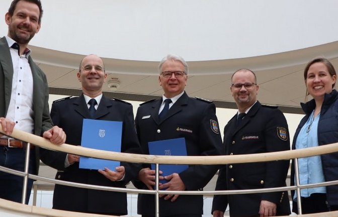 Landrat Bastian Rosenau (links) und Erste Landesbeamtin Dr. Hilde Neidhardt gratulieren den alten und neuen ehrenamtlichen Stellvertretern von Kreisbrandmeister Carsten Sorg (Zweiter von rechts): Michael Szobries (Mitte) und Martin Irion. Feuerwehr Bevölkerungsschutz Sicherheit Katastrophenschutz Foto:LE  