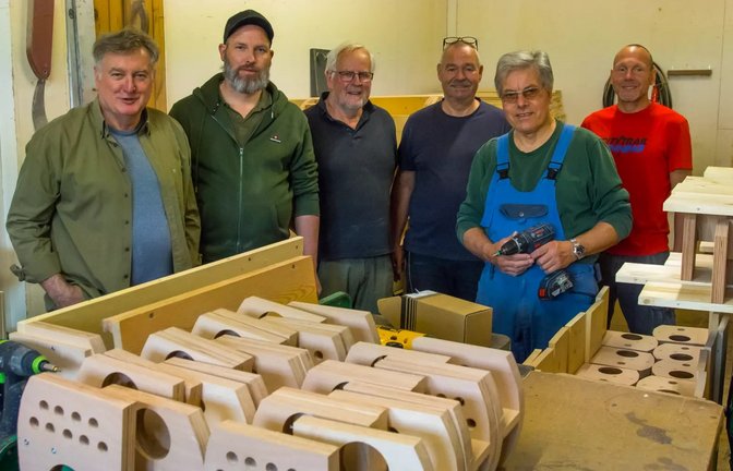Lothar Grau (Zweiter von rechts) und sein Team ehrenamtlicher Helfer beim Bau von Steinkauzröhren. Die Wilhelma hat die Materialkosten für rund 140 Niströhren übernommen. <span class='image-autor'>Fotos: p</span>