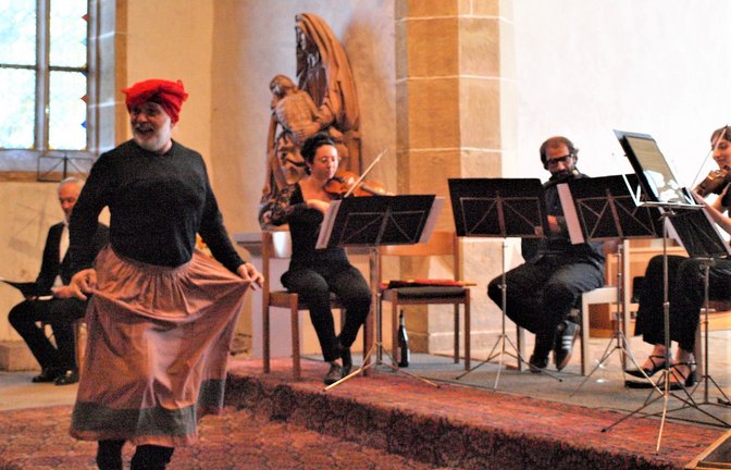 Naiv-charmant und maskenlos gibt Commedia-dell’Arte-Darsteller Fabio Mangolini die Columbine in Telemanns „Ouvertüre burlesque“.  <span class='image-autor'>Foto: Filitz</span>
