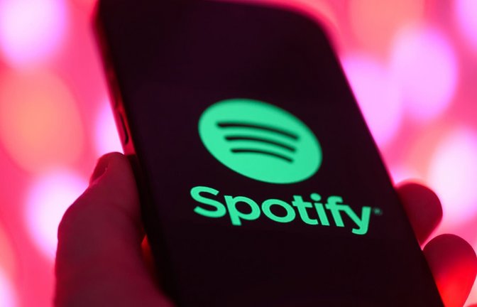 Spotify möchte den Vormarsch der KI-Musik eindämmen. (Symbolbild)<span class='image-autor'>Robert Michael/dpa</span>