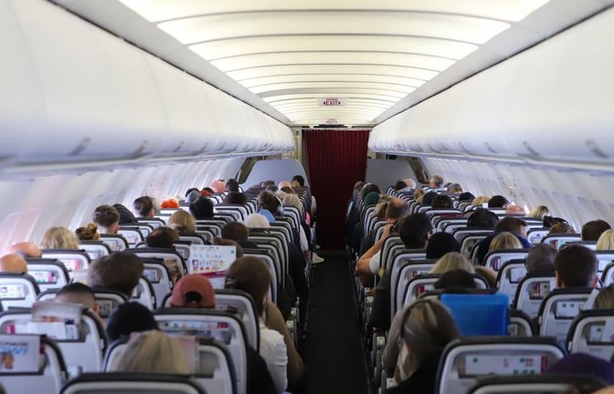 Passagiere sitzen in der Kabine eines Flugzeugs: Welcher Platz ist am sichersten? (Symbolfoto)<span class='image-autor'>Sascha Thelen/dpa-mag/dpa</span>