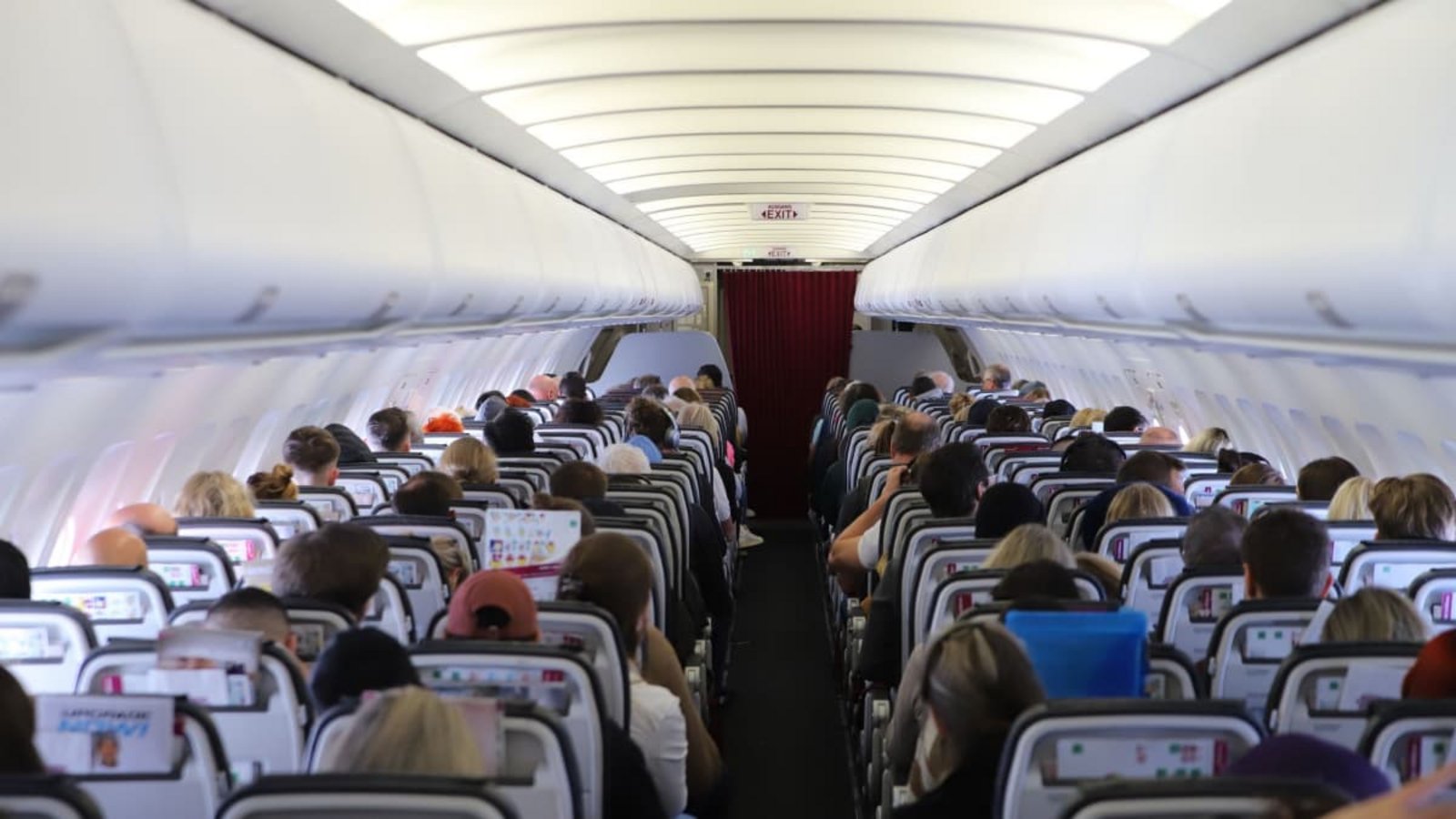 Passagiere sitzen in der Kabine eines Flugzeugs: Welcher Platz ist am sichersten? (Symbolfoto)Sascha Thelen/dpa-mag/dpa Passagiere sitzen in der Kabine eines Flugzeugs: Welcher Platz ist am sichersten? (Symbolfoto)Sascha Thelen/dpa-mag/dpa