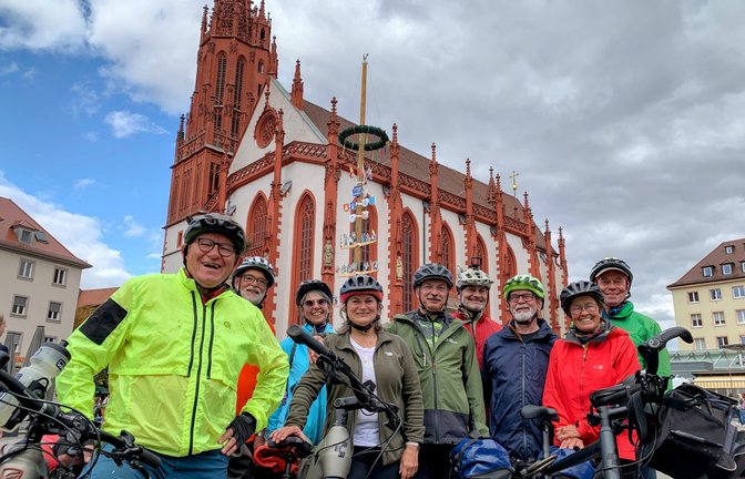 Die Teilnehmenden der Tour am Ziel vor der Marienkapelle in Würzburg.  <span class='image-autor'>Foto: p</span>
