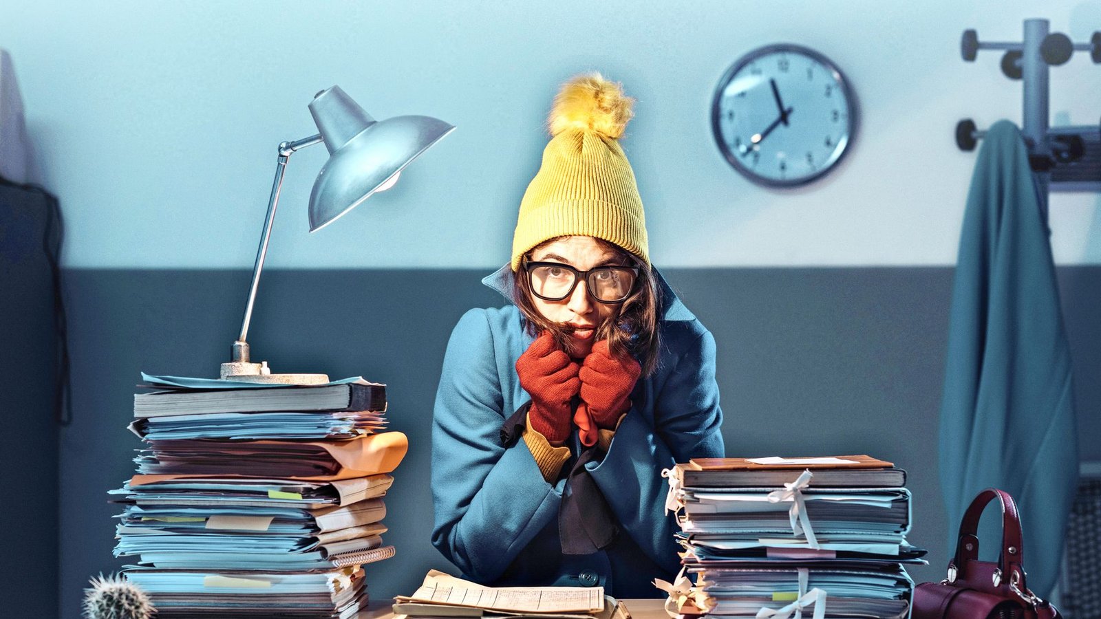 Mit Mütze und Handschuhen werden sich die wenigsten an den Schreibtisch setzen. Es gibt andere Möglichkeiten, sich bei der Arbeit warm zu halten.Foto: Adobe Stock/Stokkete Mit Mütze und Handschuhen werden sich die wenigsten an den Schreibtisch setzen. Es gibt andere Möglichkeiten, sich bei der Arbeit warm zu halten.Foto: Adobe Stock/Stokkete
