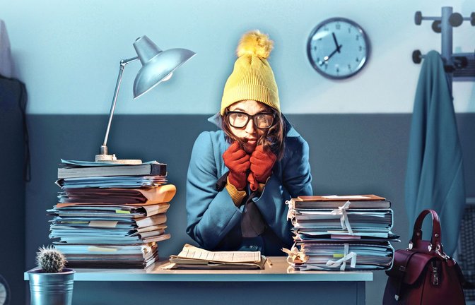 Mit Mütze und Handschuhen werden sich die wenigsten an den Schreibtisch setzen. Es gibt andere Möglichkeiten, sich bei der Arbeit warm zu halten.<span class='image-autor'>Foto: Adobe Stock/Stokkete</span>