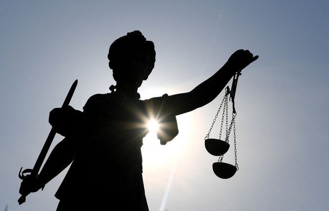Justitia, Göttin der Gerechtigkeit, mit verbundenen Augen, Richtschwert und Waage: Sie sollen symbolisieren, dass Recht ohne Ansehen der Person, mit der nötigen Härte und nach sorgfältigem Abwägen gesprochen wird.<span class='image-autor'>Foto: dpa/Arne Dedert</span>