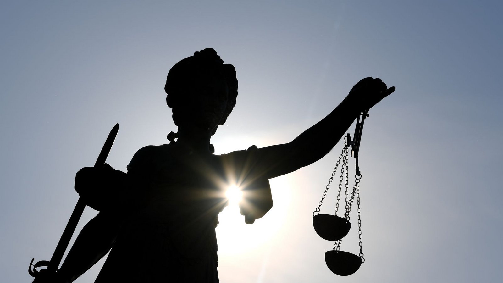 Justitia, Göttin der Gerechtigkeit, mit verbundenen Augen, Richtschwert und Waage: Sie sollen symbolisieren, dass Recht ohne Ansehen der Person, mit der nötigen Härte und nach sorgfältigem Abwägen gesprochen wird.Foto: dpa/Arne Dedert Justitia, Göttin der Gerechtigkeit, mit verbundenen Augen, Richtschwert und Waage: Sie sollen symbolisieren, dass Recht ohne Ansehen der Person, mit der nötigen Härte und nach sorgfältigem Abwägen gesprochen wird.Foto: dpa/Arne Dedert