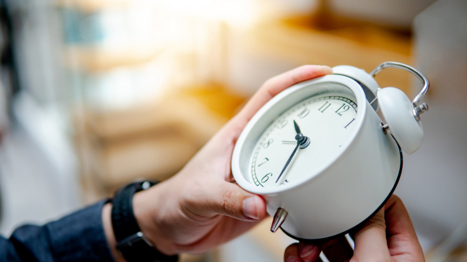 Bei der Zeitumstellung muss die Uhr zweimal im Jahr vor- bzw. zurückgestellt werden. Was ist wann der Fall?Foto: Zephyr_p / Shutterstock.com Bei der Zeitumstellung muss die Uhr zweimal im Jahr vor- bzw. zurückgestellt werden. Was ist wann der Fall?Foto: Zephyr_p / Shutterstock.com