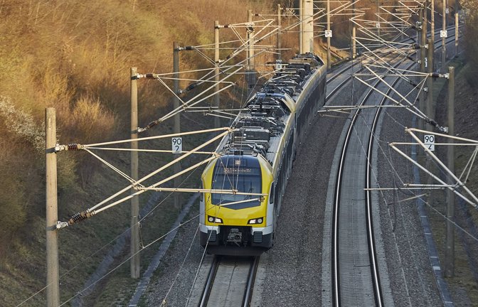 Der Regionalzug überfuhr die Steine ohne dabei Schaden zu nehmen.<span class='image-autor'>Foto: imago//Uwe Moser</span>