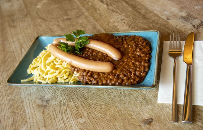 Linsen mit Spätzle sind gesund – zumal, wenn die Spätzle aus Vollkornmehl gemacht sind und  man auf die Saiten verzichtet oder nur ein Würstle isst.<span class='image-autor'>Foto: Lichtgut/Leif Piechowski</span>