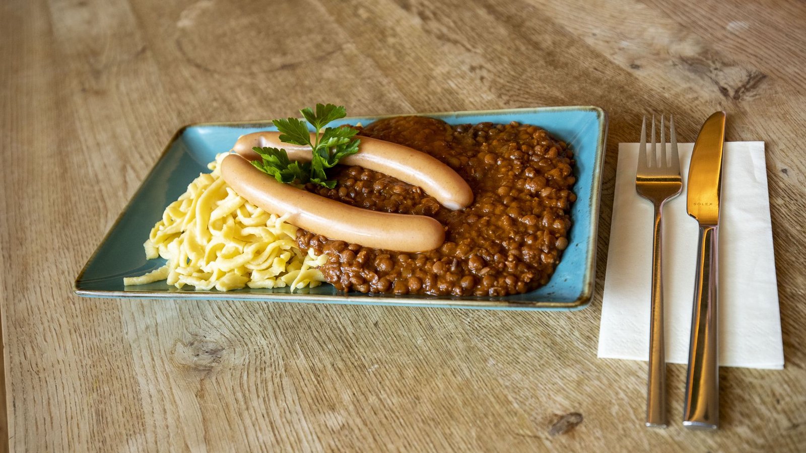 Linsen mit Spätzle sind gesund – zumal, wenn die Spätzle aus Vollkornmehl gemacht sind und  man auf die Saiten verzichtet oder nur ein Würstle isst.Foto: Lichtgut/Leif Piechowski