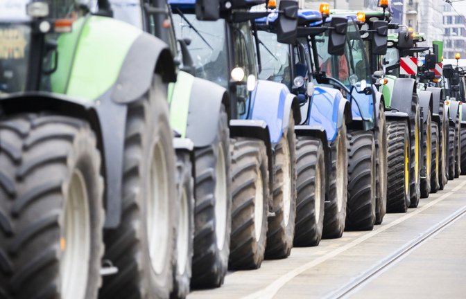 Landwirte dürfen mit Traktoren zum Auftritt von Bundeskanzler Olaf Scholz in Freiburg anrücken (Symbolfoto).<span class='image-autor'>Foto: picture alliance/dpa/Christoph Soeder</span>