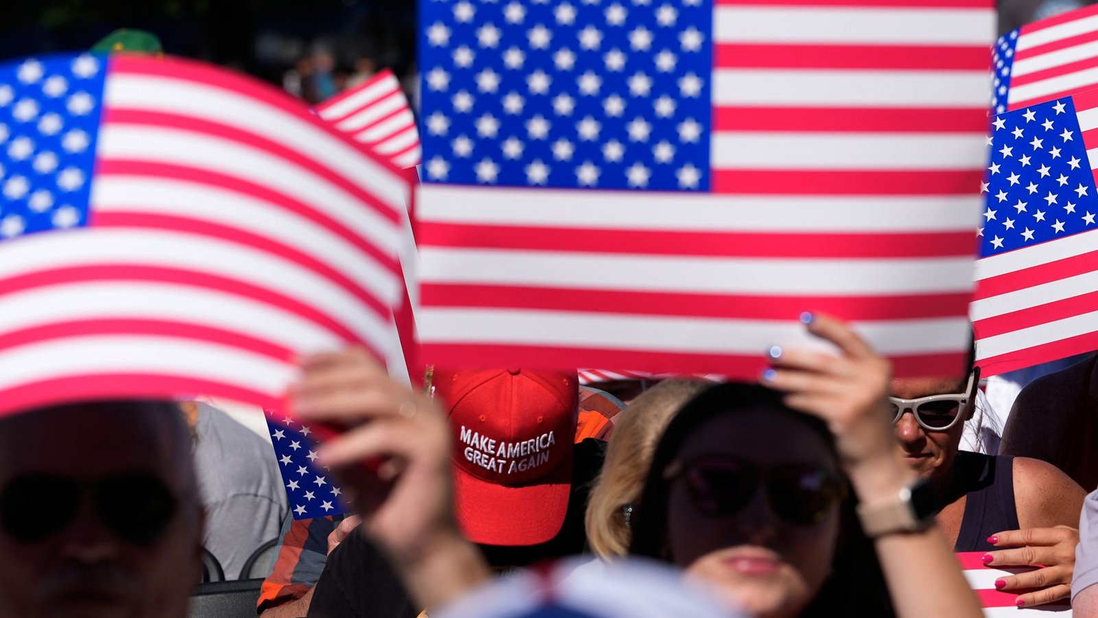 Im Publikum waren US-Flaggen und Kappen der MAGA-Bewegung (Make America Great Again) zu sehen.Foto: Jen Golbeck/AP/dpa