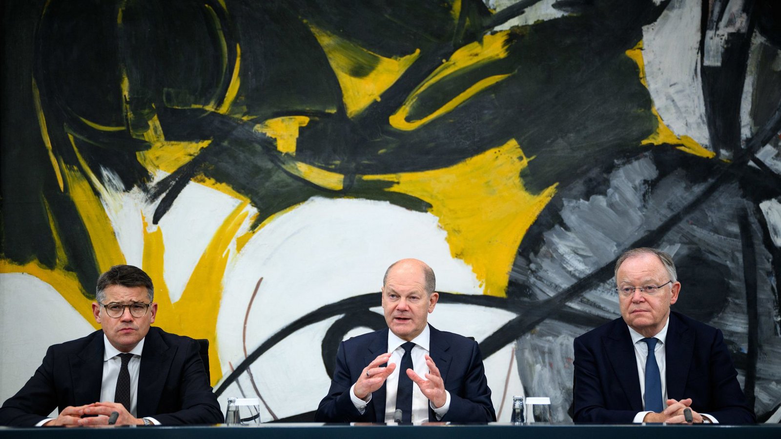 Bei einer nächtlichen Pressekonferenz stellten Kanzler Olaf Scholz, der hessische Ministerpräsident Boris Rhein (li.) und der niedersächsische Landeschef Stephan Weil (re.) die Ergebnisse vor.Foto: dpa/Bernd von Jutrczenka Bei einer nächtlichen Pressekonferenz stellten Kanzler Olaf Scholz, der hessische Ministerpräsident Boris Rhein (li.) und der niedersächsische Landeschef Stephan Weil (re.) die Ergebnisse vor.Foto: dpa/Bernd von Jutrczenka