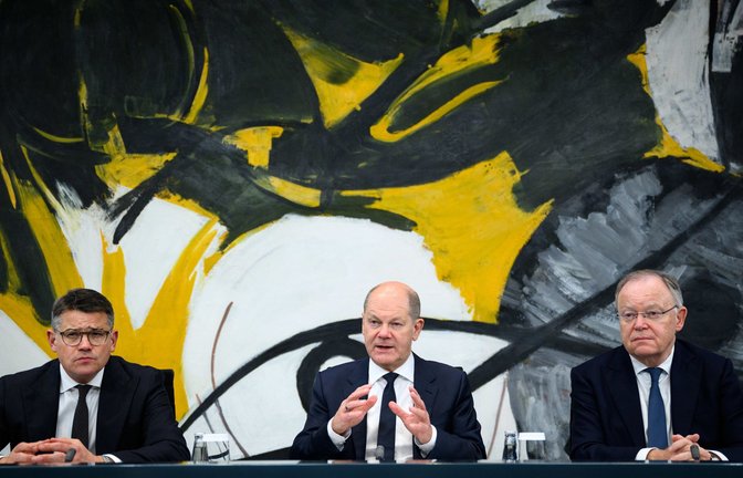 Bei einer nächtlichen Pressekonferenz stellten Kanzler Olaf Scholz, der hessische Ministerpräsident Boris Rhein (li.) und der niedersächsische Landeschef Stephan Weil (re.) die Ergebnisse vor.<span class='image-autor'>Foto: dpa/Bernd von Jutrczenka</span>