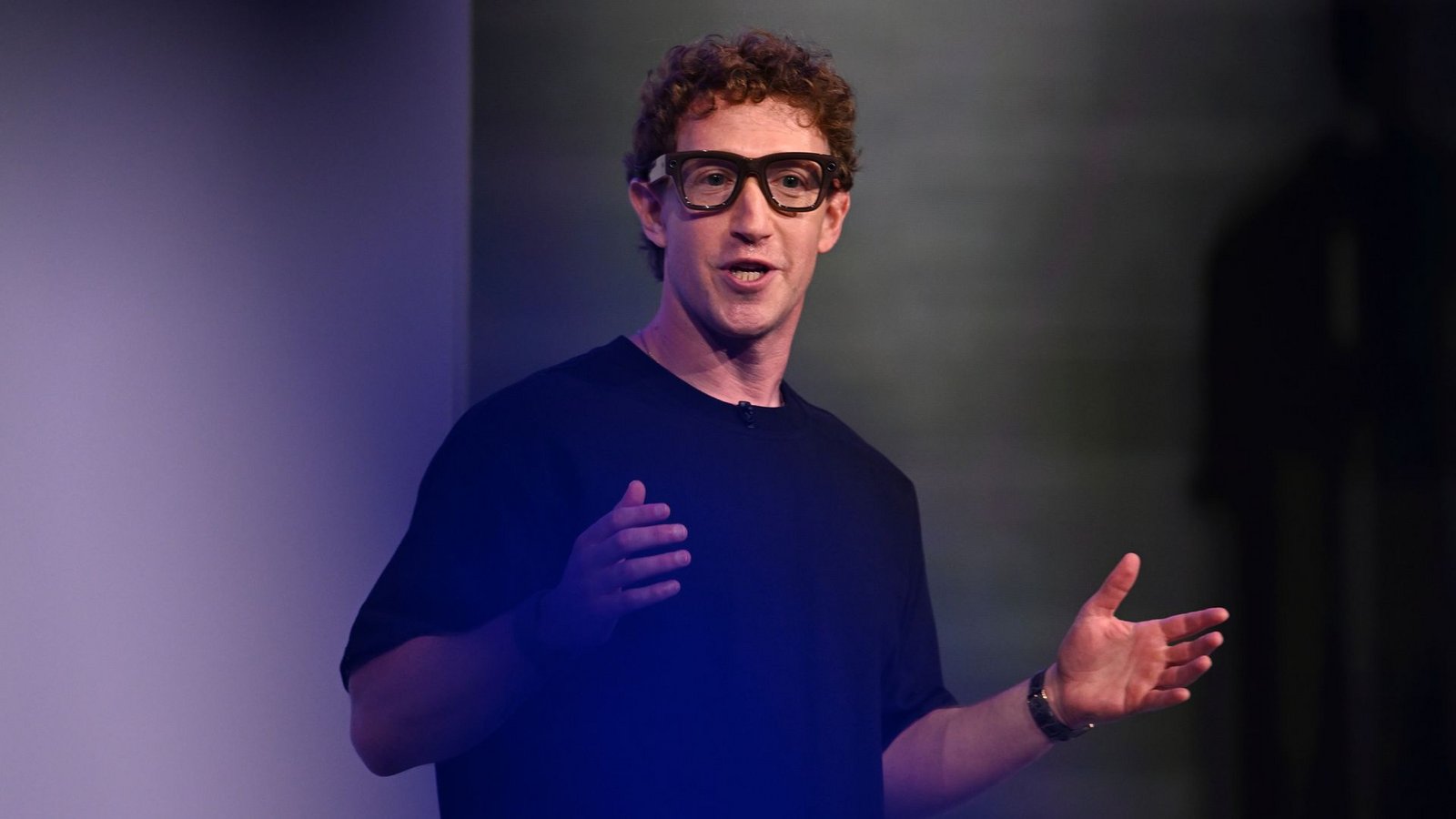 Mark Zuckerberg demonstrierte die Brille mit Display auf der hauseigenen Konferenz Meta Connect.Foto: Nic Coury/AP/dpa