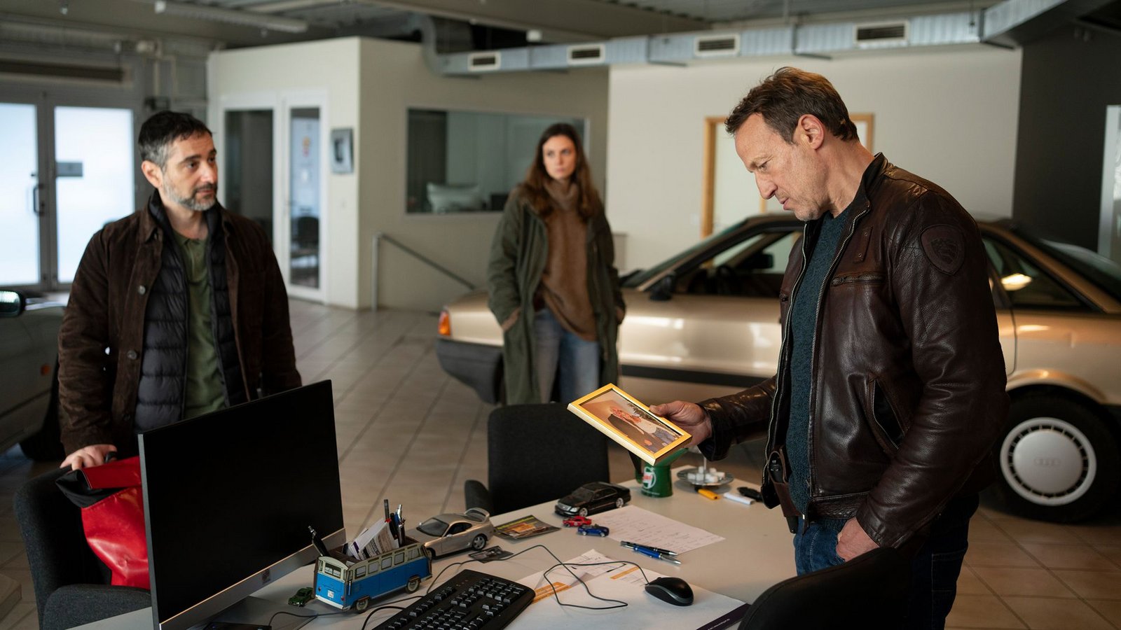 Der verschwundene Joe Glauning  hat in einem Autohaus gearbeitet; Falke (Wotan Wilke Möhring, re.) ist mit seinem neuen Kollegen Mario Schmitt (Denis Moschitto, li.) vor Ort. Lynn de Baer (Gaite Jansen) unterstützt sie in den Niederlanden.Foto: NDR/Georges Pauly