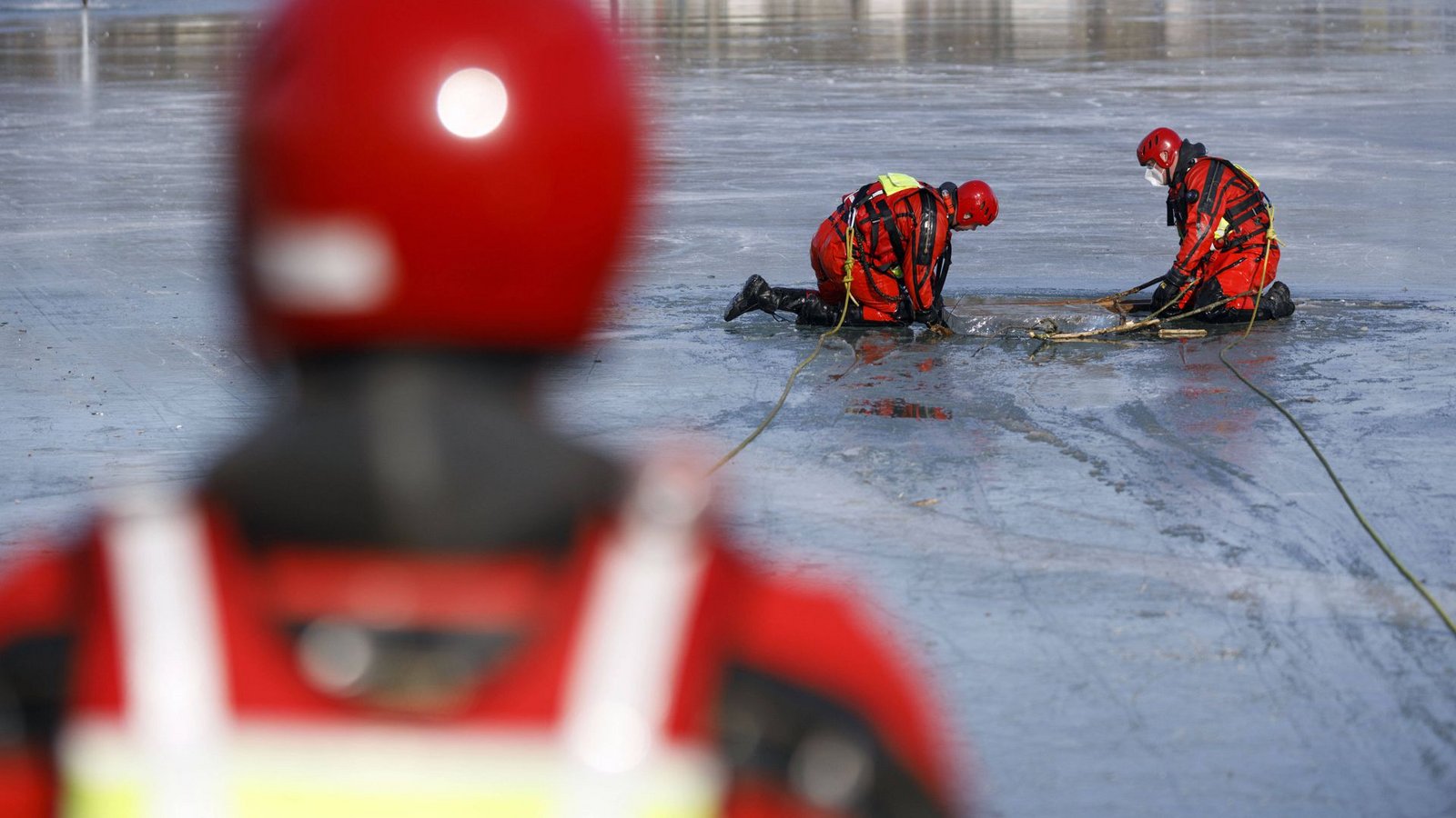 Bei diesem Übungsszenario wird eine Person aus einem Loch im Eis gerettet und ein Notfall simuliert. Am Bodensee sind am Mittwochnachmittag zwei Männer ins Eis eingebrochen. (Symbolbild)Foto: imago/Future Image Bei diesem Übungsszenario wird eine Person aus einem Loch im Eis gerettet und ein Notfall simuliert. Am Bodensee sind am Mittwochnachmittag zwei Männer ins Eis eingebrochen. (Symbolbild)Foto: imago/Future Image