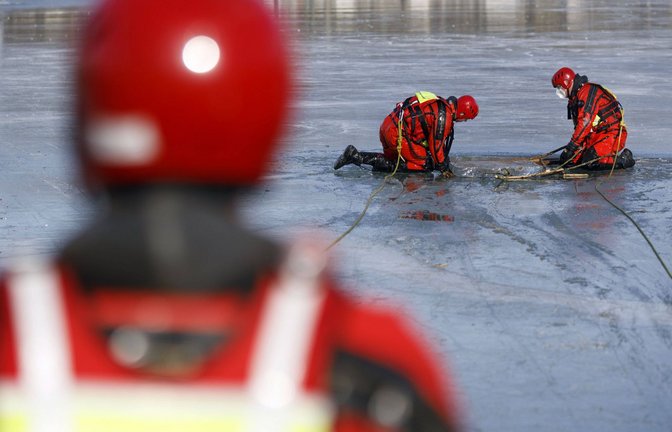 Bei diesem Übungsszenario wird eine Person aus einem Loch im Eis gerettet und ein Notfall simuliert. Am Bodensee sind am Mittwochnachmittag zwei Männer ins Eis eingebrochen. (Symbolbild)<span class='image-autor'>Foto: imago/Future Image</span>