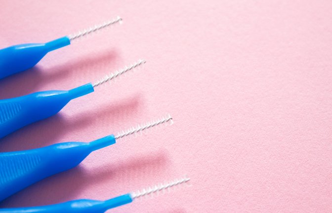 Interdentalbürsten sollte man regelmäßig austauschen.<span class='image-autor'>Foto: Olha Kozachenko / shutterstock.com</span>