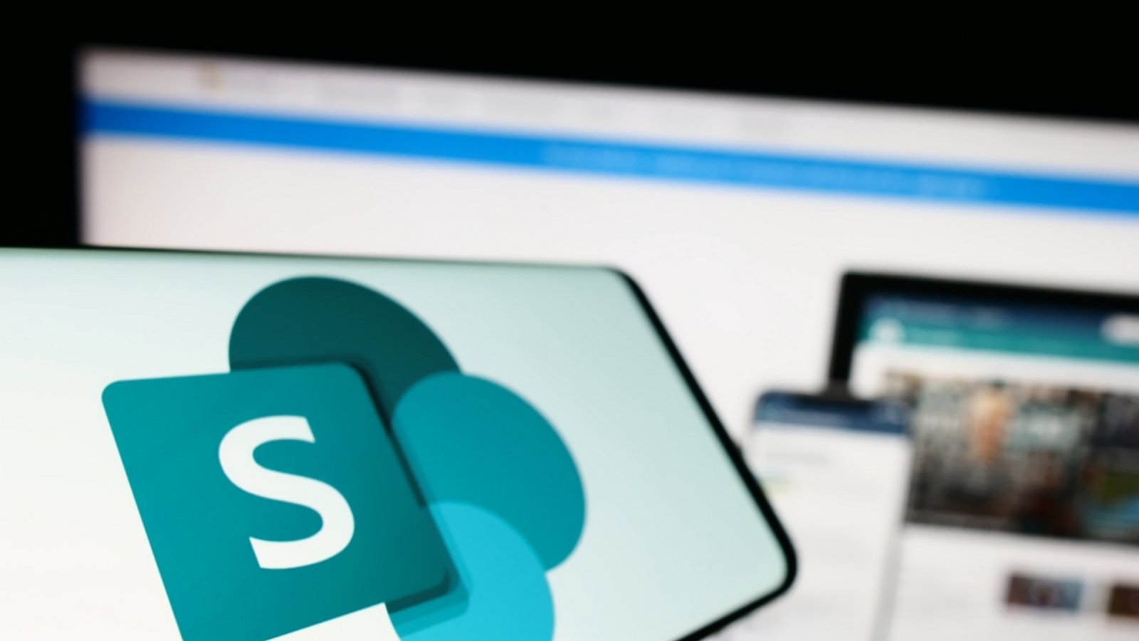 SharePoint wird weltweit genutzt. Nach der Microsoft-Sicherheitslücke fragen sich viele: Wofür braucht man SharePoint? Wir erklären es einfach und verständlich.Foto: T. Schneider / Shutterstock.com
