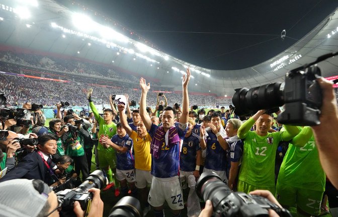 Noch lange nach dem Abpfiff feiert Japans Nationalmannschaft den Sieg gegen Spenien und Einzug ins WM-Achtelfinale.<span class='image-autor'>Foto: Nick Potts/PA Wire/dpa</span>
