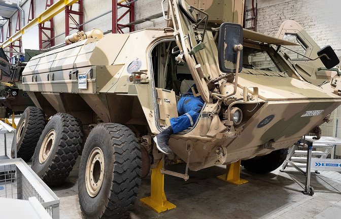 Ein Mitarbeiter der Firma Rheinmetall arbeitet an einem Panzer vom Typ Fuchs in der Fertigungshalle in Kassel.<span class='image-autor'>Foto: dpa/Swen Pförtner</span>