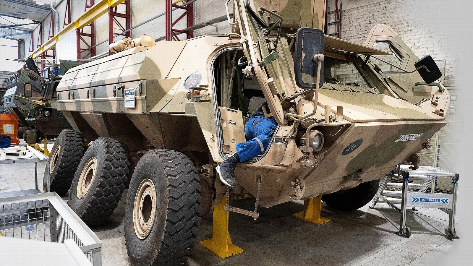 Ein Mitarbeiter der Firma Rheinmetall arbeitet an einem Panzer vom Typ Fuchs in der Fertigungshalle in Kassel.Foto: dpa/Swen Pförtner Ein Mitarbeiter der Firma Rheinmetall arbeitet an einem Panzer vom Typ Fuchs in der Fertigungshalle in Kassel.Foto: dpa/Swen Pförtner