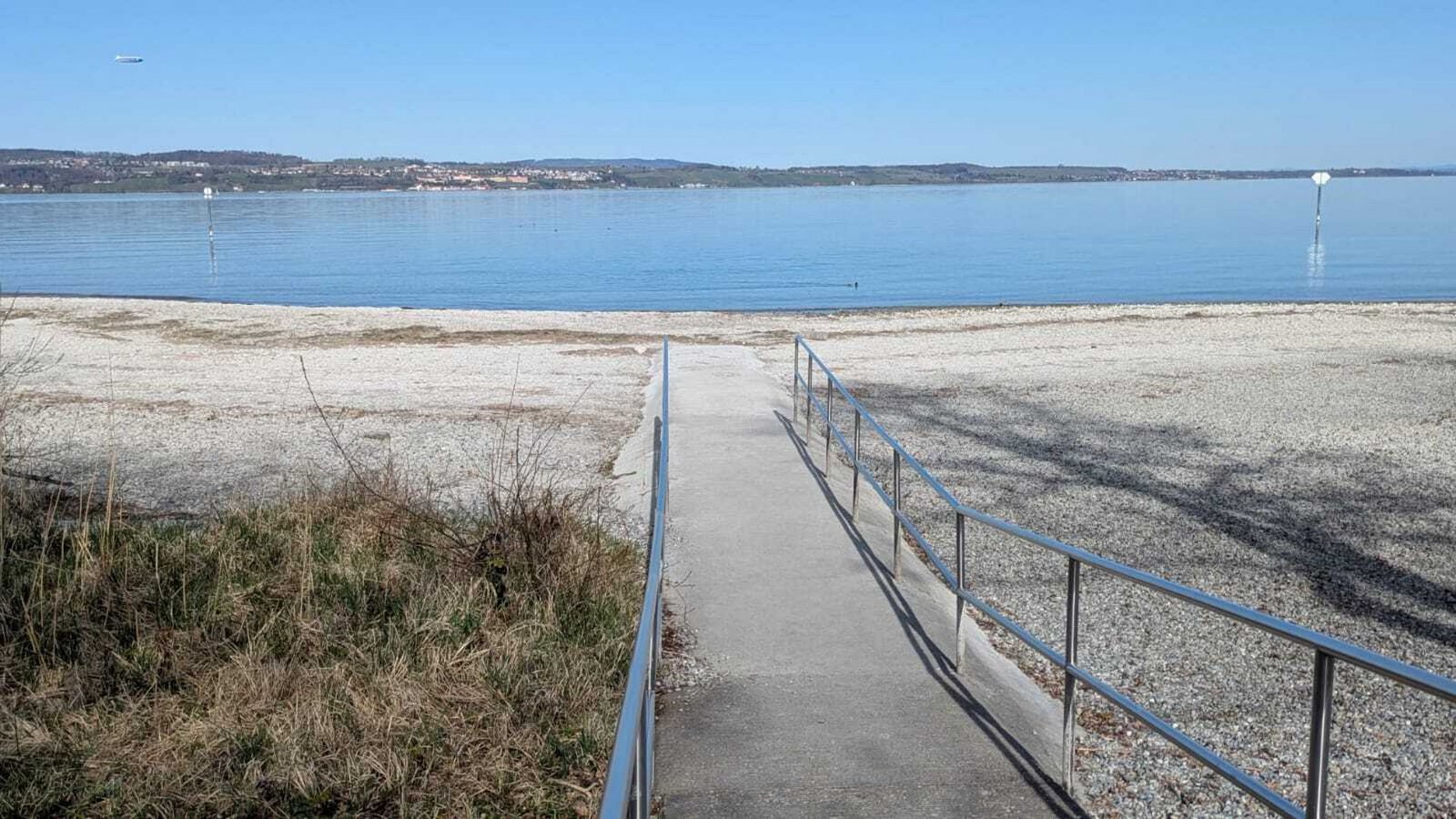 Am größten Strandbad am Bodensee, dem Hörnle in Konstanz, muss man weit hinauslaufen, um zum Wasser zu kommen.Foto: privat/Andrea Hotz Am größten Strandbad am Bodensee, dem Hörnle in Konstanz, muss man weit hinauslaufen, um zum Wasser zu kommen.Foto: privat/Andrea Hotz