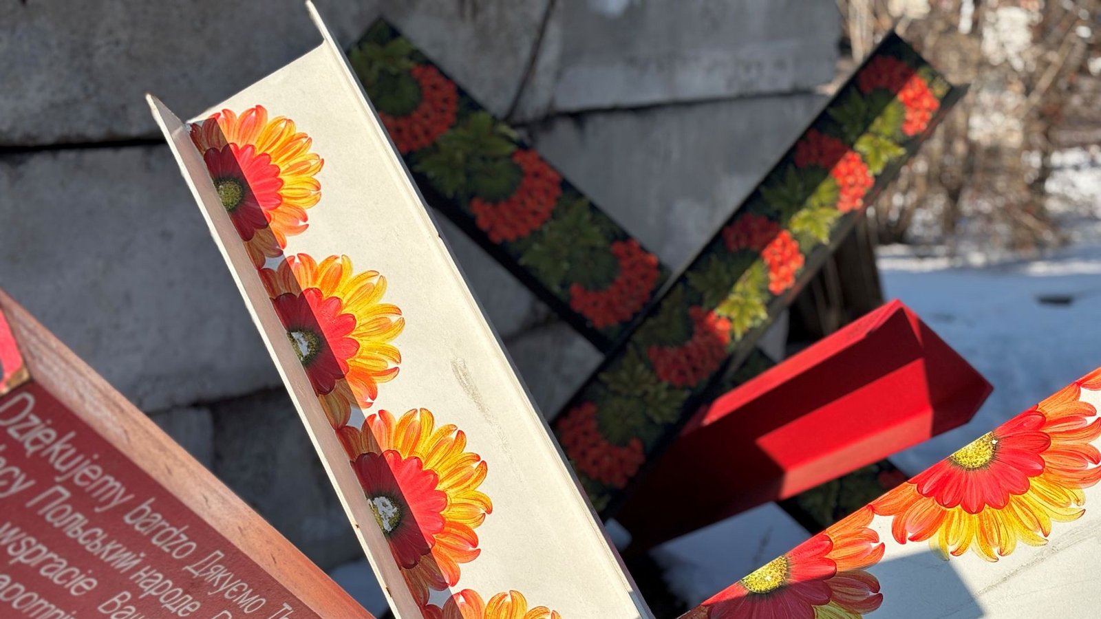 Unbekannte habe am Maidan-Platz in Kiew Panzersperren mit Blumen bemalt.Foto: Franz Feyder