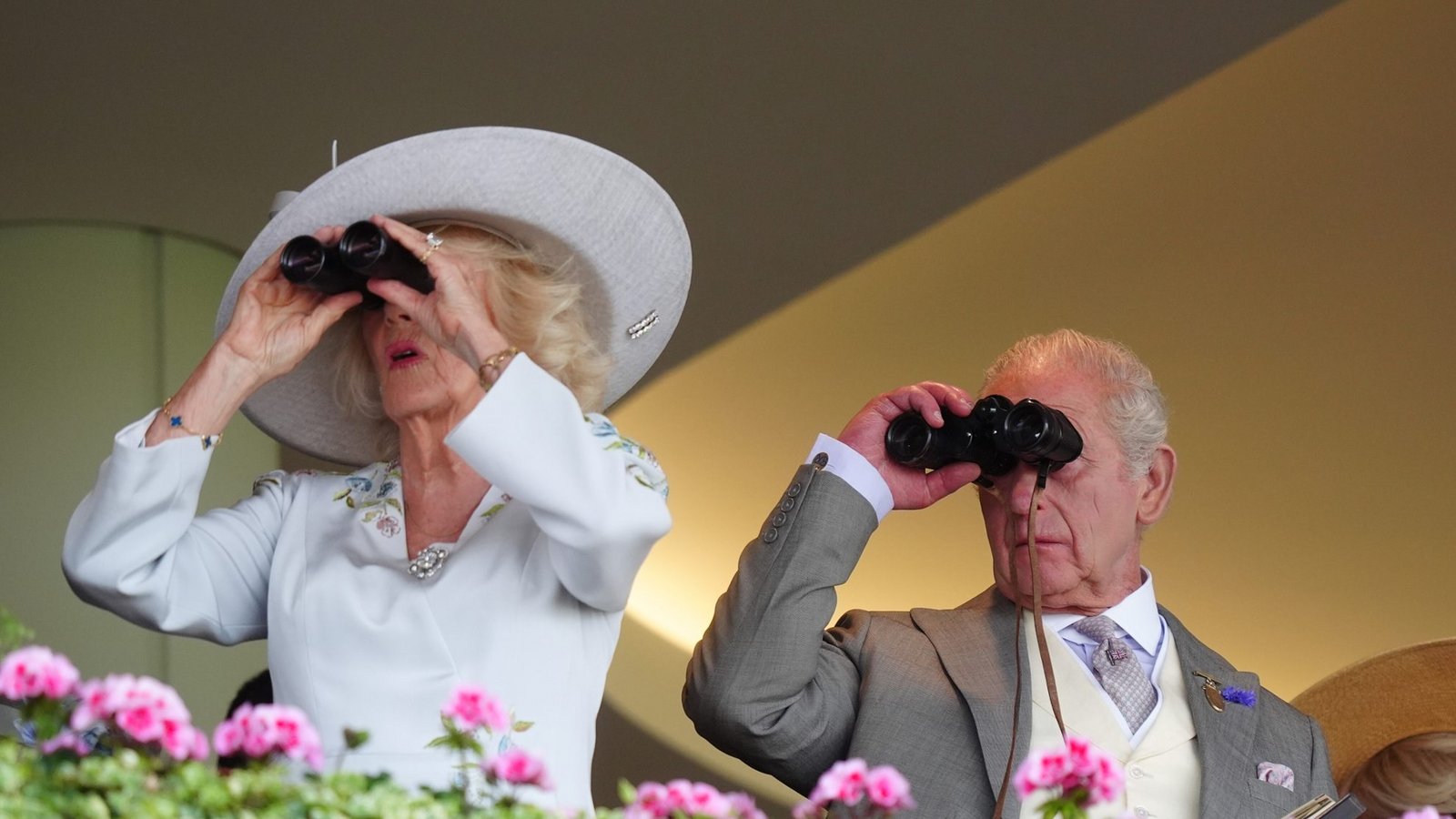 Der britische König Charles III. (r) und Königin Camilla am ersten Tag des Royal Ascot auf der Pferderennbahn von Ascot in Berkshire.Foto: picture alliance/dpa/PA Wire | David Davies Der britische König Charles III. (r) und Königin Camilla am ersten Tag des Royal Ascot auf der Pferderennbahn von Ascot in Berkshire.Foto: picture alliance/dpa/PA Wire | David Davies