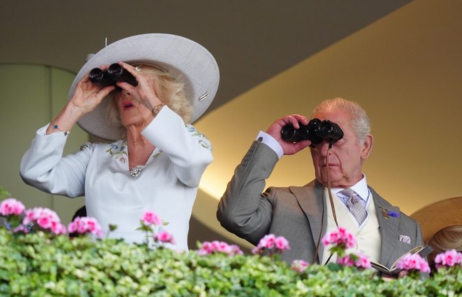 Der britische König Charles III. (r) und Königin Camilla am ersten Tag des Royal Ascot auf der Pferderennbahn von Ascot in Berkshire.<span class='image-autor'>Foto: picture alliance/dpa/PA Wire | David Davies</span>