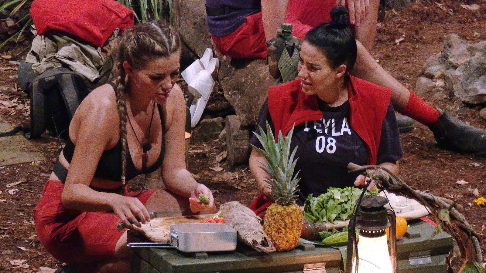 Kim (links) und Leyla übernehmen das Regiment beim Kochen.Foto: RTL/Tag 5