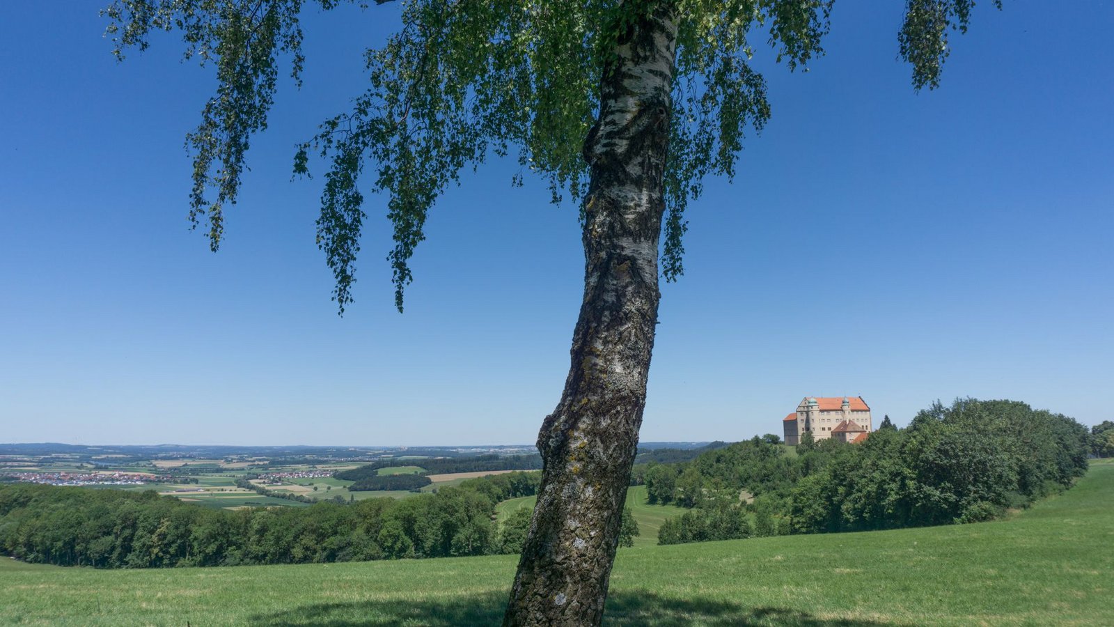 Auch am Schloss Kapfenburg kommt man vorbei. Noch immer befindet man sich auf der Ostalb.Foto: Faltin Auch am Schloss Kapfenburg kommt man vorbei. Noch immer befindet man sich auf der Ostalb.Foto: Faltin